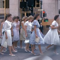 When did women started wearing pants in the United States?